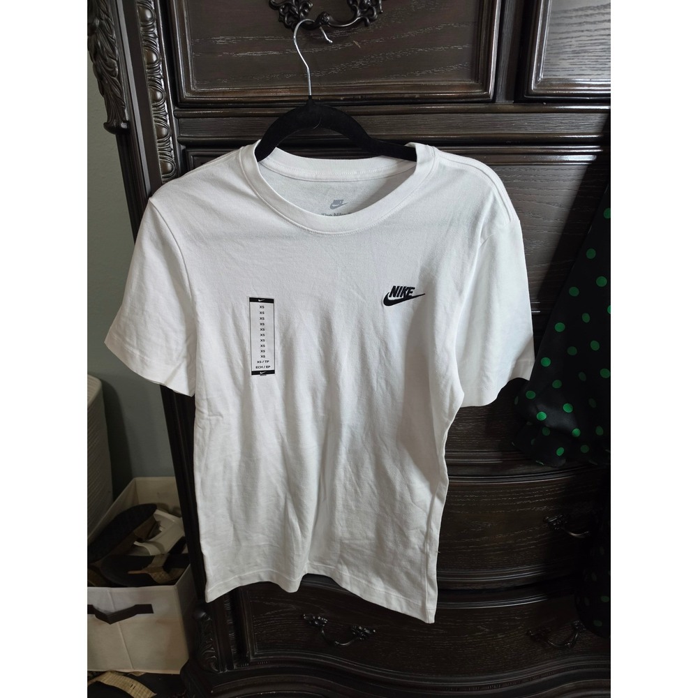 Nike Sportswear Essential Embroidered Logo White Cotton T-Shirt XS‎ AR5004-100